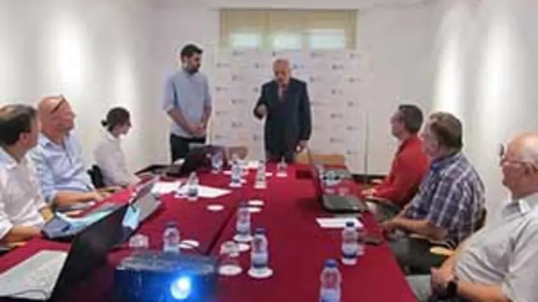 Casa Madrid-El delegado de la Xunta, José Ramón Ónega, se dirige a los asistentes a la reunión, acompañado por el gestor del proyecto, José María Romero Fidalgo