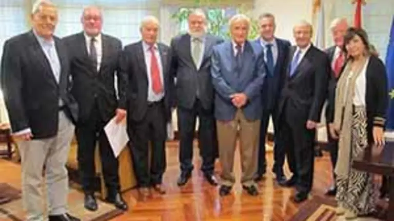 Alfonso S. Palomares, Daniel Fernández, Ángel Mario Carreño, José de Cora, José Ramón Ónega, Jenaro Castro, Carlos G. Reigosa, José Manuel Romero, conde de Fontao, y Mari Paz Echenique