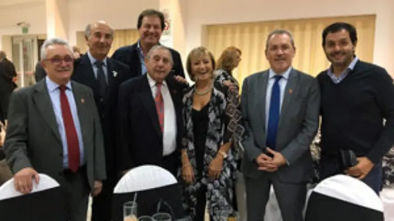 Torres posa junto a directivos de entidades españolas de Comodoro Rivadavia