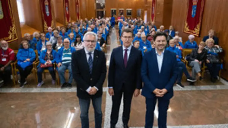 O presidente da Xunta, Alberto N&uacute;&ntilde;ez Feij&oacute;o, e o secretario xeral de Emigraci&oacute;n, Antonio Rodr&iacute;guez Miranda, reciben aos 130 participantes do programa Reencontros na Terra 2019, que este ano cumpre 30 anos. Pazo do H&oacute;rreo, Santiago de Compostela, 8 de outubro de 2019.