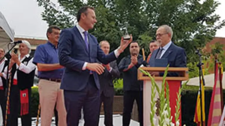 12:30Casa de Cantabria en Barcelona
El consejero de Desarrollo Rural, Ganadería, Pesca, Alimentación y Medio Ambiente, Guillermo Blanco, asiste a la celebración de La Bien Aparecida.