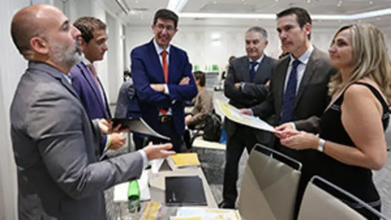 CH0. SANTIAGO (CHILE), 08/10/2019.- Juan Antonio Mar&rsquo;n (c), Vicepresidente de la Junta de Andaluc&rsquo;a, y Enrique Ojeda (2d), embajador de Espa&ndash;a en Chile, junto a empresarios de Andaluc&rsquo;a en Chile. Participan del workshop "Andaluc&rsquo;a, Origen y Destino", hoy martes 8 de octubre de 2019, en Santiago de Chile. EFE/Elvis Gonz&Dagger;lez

