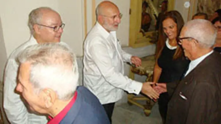 Cuba.Día Hispanidad Saludando a os invitados