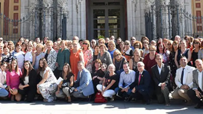 Fotografia de grupo en la puerta del Palacio de San Telmo