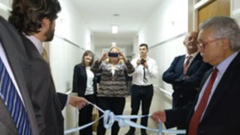 Corte de cintas por el Cónsul General de España y el Consejero de Trabajo, Migraciones y Seguridad Social de la Embajada de España 