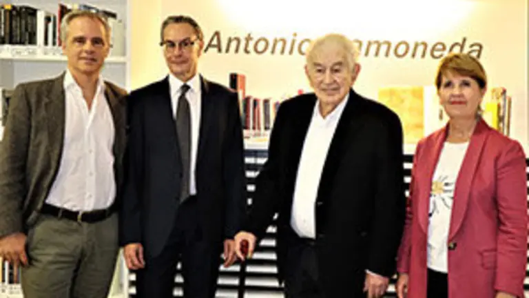 (Gamoneda) Ramiro Villapadierna, director del instituto Cervantes; Manfred Bös, traducto de la obra de Gamoneda;Antonio Gamoneda;Begoña Cerro, subdiretora gral. promoción libro
