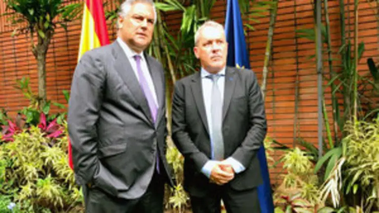 AGUSTÍN TORRES y EMBAJADOR JESÚS SILVA