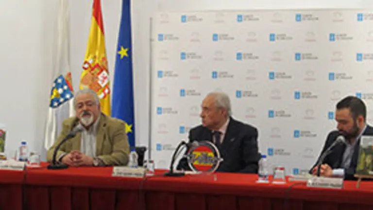 Los responsables de la Guía, Luis Paadín y Alejandro Paadín flanquean al delegado de la Xunta, José Ramón Ónega, en la mesa durante la presentación