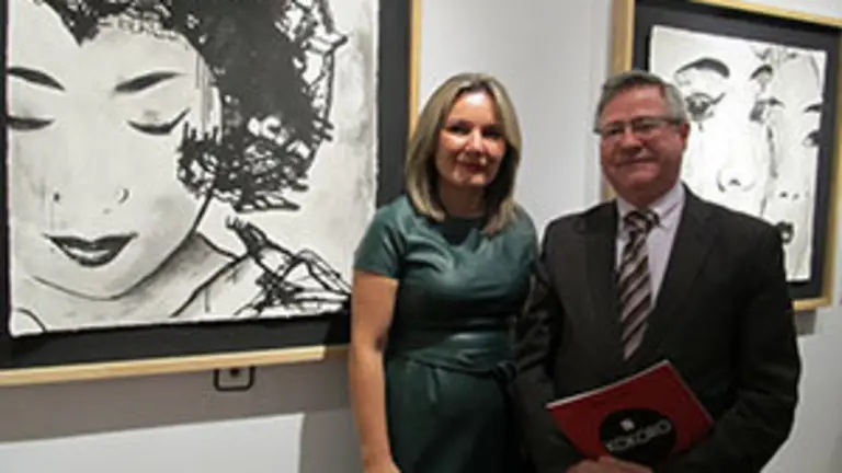 Ana Soler junto a Ramón Jiménez y algunos de sus cuadros