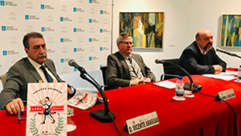 1. En la mesa, con el libro en primer plano, y de izquierda a derecha, el poeta y autor Vicente Araguas, el coordidador de Actos Ramón Jiménez y el editor Basilio R. Cañada