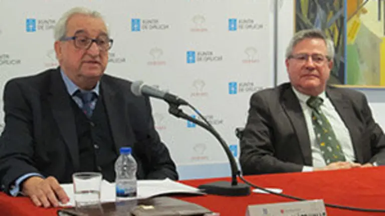 José María Peláez Valle y Ramón Jiménez, mientras el primero imparte la conferencia