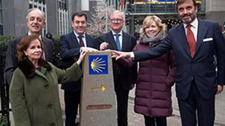 GRAF4331. BRUSELAS, 02/04/2019.- El conselleiro de Cultura y Turismo, Rom&aacute;n Rodr&iacute;guez (3i), junto a los eurodiputados, Pilar Ayuso (i); Francisco Jos&eacute; Mill&aacute;n Mon (2i); Pilar del Castillo (2d); el vicepresidente del Parlamento Europeo, Ram&oacute;n Luis Valc&aacute;rce (3d), y Pablo Garc&iacute;a-Berdoy (d), embajador y representante permanente de Espa&ntilde;a ante la UE (d), participan en el descubrimento de un monolito que se&ntilde;ala el Camino de Santiago, este martes en la entrada de vistiantes del Parlamento Europeo, en Bruselas. EFE/Horst Wagner