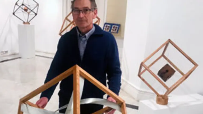 7. Fondevila en la Sala B con sus creativas esculturas c&uacute;bicas
