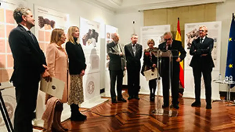 3. En el acto de inauguración, De Olano, Pastor, Fedez-Tapias, y el delegado de la Xunta José Ramón Ónega en su intervención junto conPrado, Sereno, López-Alonso y el vicepresidente Rueda, 