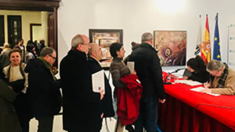 6. Autor e ilustradora firmaron ejemplares una vez terminada la presentación