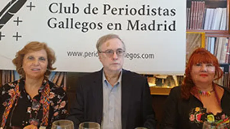 Tony Carro, en el club, con presidenta y vicepresidenta