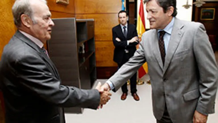 Oviedo. 6-8-2012. El Presidente del Principado de Asturias, Javier Fernández saluda a Jose Luis Casas, Presidente de la Federación Internacional de Centros Asturianos (FICA), en prersencia del Consejero de Presidencia, Guillermo MartÃnez.