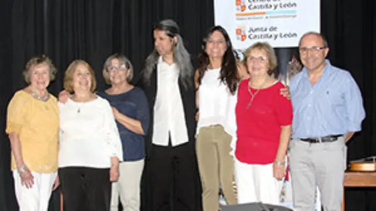 Pablo Cáceres Silva con integrantes de la Comisión Directiva del C.de Cast.y León