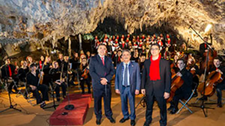 10:30.- Gobierno de Cantabria.
FOTO del presidente de Cantabria, Miguel Ángel Revilla, graba con el coro y orquesta del conservatorio de Torrelavega el mensaje de navidad 2019 
18 DICIEMBRE 2019 © Miguel De la Parra