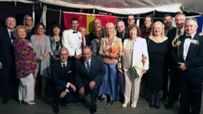 Colectividad en el Buque Escuela