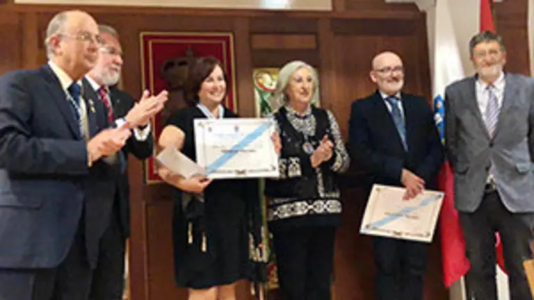 Soledad Garcia recibiendo el premio