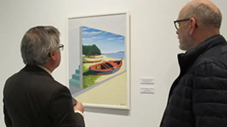 Comentando uno de los cuadros de la exposición