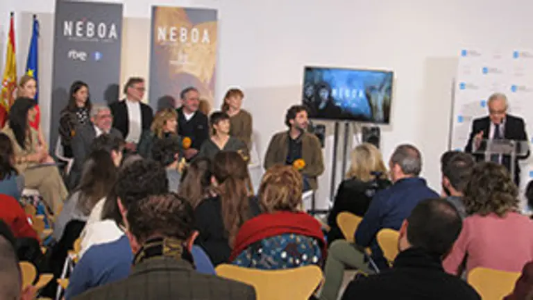 Vista desde media sala. El delegado de la Xunta, José Ramón Ónega, en el atril, dando la bienvenida a los participantes en la presentación