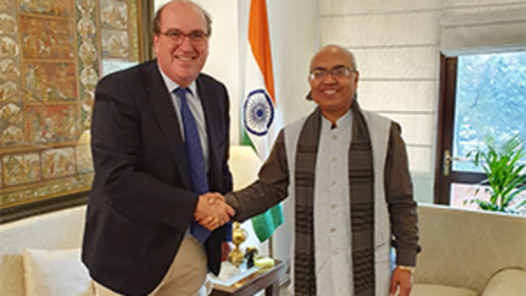 El director de Políticas Culturales con el director del Indian Coucil Curtural Relations