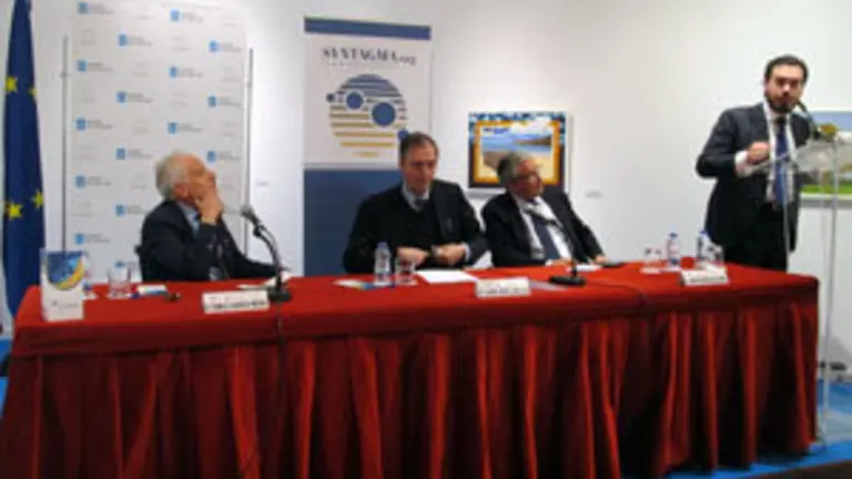 En la mesa, el letrado Pablo García Mexía, el expresidente del Senado Juan José Laborda y el catedrático Jaime Rodríguez-Arana. En el atril, el profesor José Ignacio Herce.