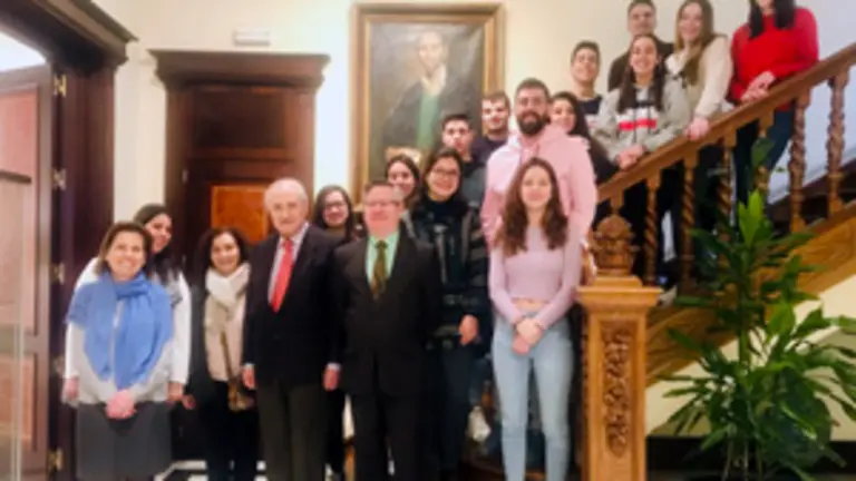 1. Foto de Familia. De EFA Mary Espi&ntilde;eira, Berta Cobo, Mar&iacute;a Jes&uacute;s Lim&eacute;s; de la Xunta, el delegado en Madrid Jos&eacute; Ram&oacute;n &Oacute;nega y el coordinador de Actos Ram&oacute;n Jim&eacute;nez; con el alumnado de EFA Pi&ntilde;eiral 