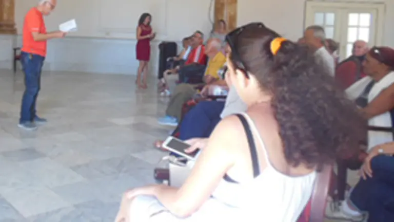 Cuba.Union Orensana-bardo diciendo su poema al amor copia