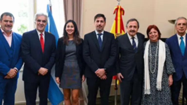 embajador con ministro de educación argentino