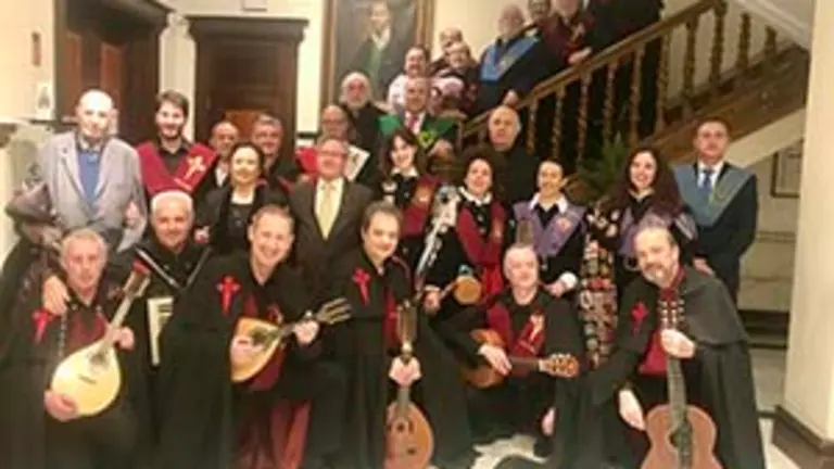 1. Intervinientes y actuantes posaron en una amplia foto de familia como recuerdo del encuentro