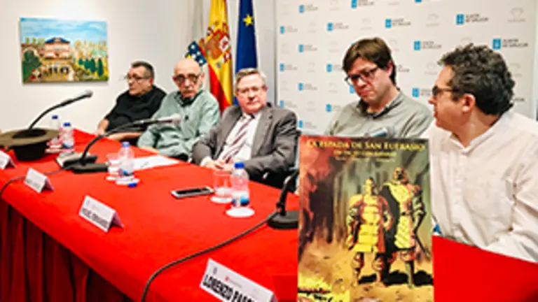 2. En la mesa, con el libro en primer término, Lorenzo Pascual, Miguel Fernández, Ramón Jiménez Pepe Rey y Manuel López Poy