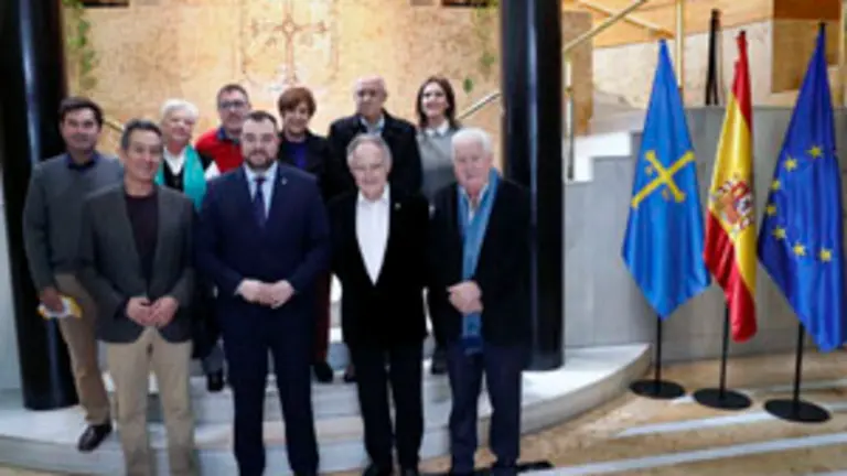 Presidente con directiva Federacion Centros Asturianos 1