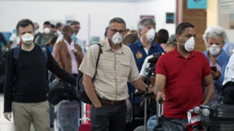 STO01. SANTO DOMINGO (REP⁄BLICA DOMINICANA), 20/03/2020.- Pasajeros hacen fila para abordar este viernes el primer vuelo ferry fletado por la compaÒÌa Iberia para sacar de la Rep˙blica Dominicana a los espaÒoles que se han encontrado sin posibilidad de salir del paÌs a causa de la crisis del coronavirus, el cual despegÛ desde el aeropuerto internacional de Las AmÈricas, en Santo Domingo (Rep˙blica Dominicana). Se trata del el primer aviÛn que sale con destino a Madrid que sale de la capital dominicana desde que la semana pasada el paÌs restringiera las conexiones aÈreas con Europa, China y Corea del Sur. EFE/Orlando BarrÌa EspaÒoles son enviados a Madrid desde Rep˙blica Dominicana