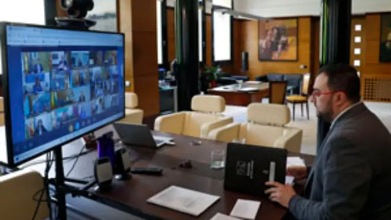 Oviedo. 29-3-2020. El presidente del Principado de Asturias, Adrián Barbón, ofrece una rueda de prensa telemática para informar sobre la situación provocada por la crisis del coronavirus.
Foto: Armando Álvarez