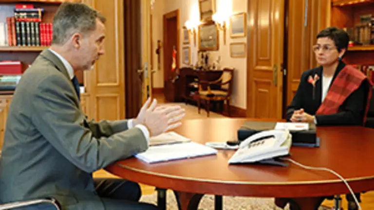 Don Felipe en el transcurso de la audiencia con la ministra de Asuntos Exteriores, Unión Europea y Cooperación, Arancha González Laya