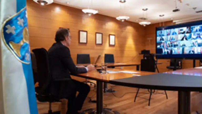 O titular do Goberno galego, Alberto N&uacute;&ntilde;ez Feij&oacute;o, mant&eacute;n unha videoconferencia co presidente do Goberno central, Pedro S&aacute;nchez, e os outros presidentes auton&oacute;micos. Edificio Administratito de San Caetano, Santiago de Compostela, 12/04/20.