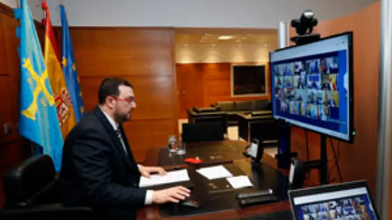 Oviedo. 12-4-2020. El presidente del Principado de Asturias, Adrián Barbón, participa por videoconferencia en la reunión que mantiene el presidente del Gobierno de España, Pedro Sánchez, con los presidentes autonómicos para abordar la crisis del coronavirus.
Foto: Armando Álvarez.