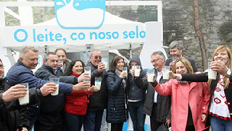 CONSELLEIRA DE MEDIO RURAL REPARTIU LEITE ENTRE OS PEREGRINOS NO CEBREIRO PARA CELEBRAR O DIA DO LEITE