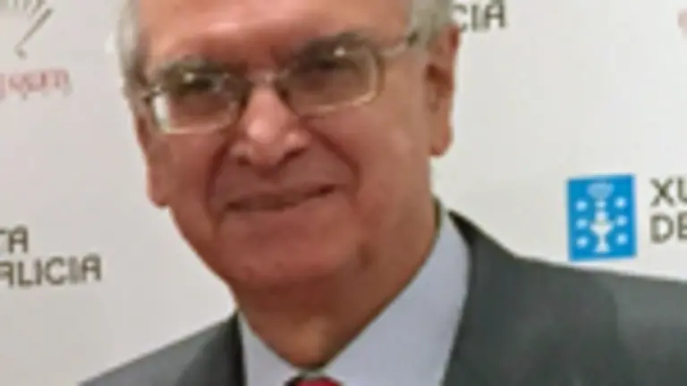 1. De izquierda a derecha, el conferenciante Vitorio Magari&ntilde;os, el delegado de la Xunta en Madrid, Jos&eacute; Ram&oacute;n &Oacute;nega y el presidente de IURISGAMA Carlos Lema Devesa 