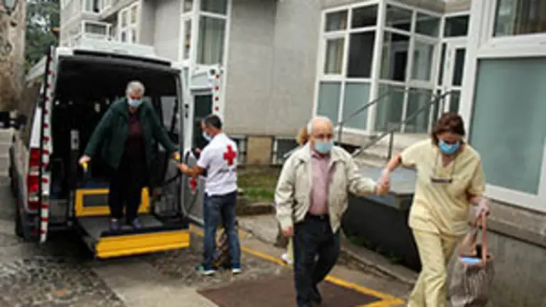 Regreso de ancianos a la residencia de Porta do Cami&ntilde;o