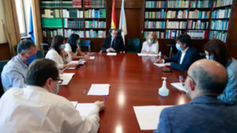 O secretario xeral de Universidades, Jos&eacute; Alberto D&iacute;ez de Castro, re&uacute;nese coas Xerencias e Vicerreitor&iacute;as econ&oacute;micas das universidades de Santiago de Compostela (USC), A Coru&ntilde;a (UDC) e Vigo (UVigo).