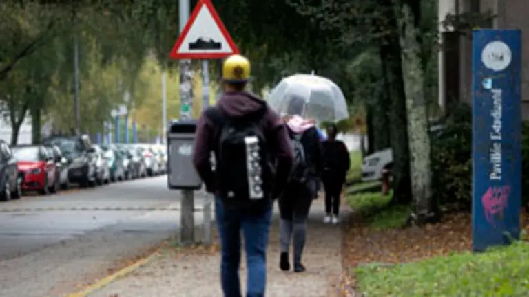 12.Universitario paseando