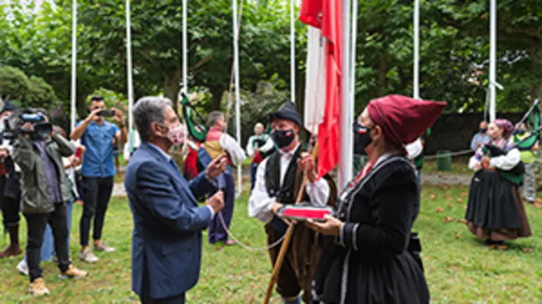 11:00 horas. Parque Municipal Conde San Diego, Cabezón de la Sal. El presidente de Cantabria, Miguel Ángel Revilla, junto con el vicepresidente y consejero de Universidades, Igualdad, Cultura y Deporte, Pablo Zuloaga, y varios consejeros, preside el homenaje al pueblo cántabro por su comportamiento durante la pandemia organizado con motivo del Día de Cantabria. 9 de agosto de 2020 © Raúl Lucio