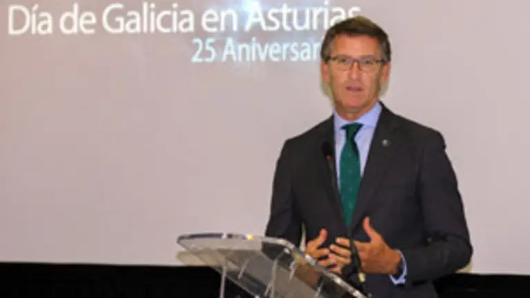 El presidente de la Xunta de Galicia, Alberto N˙&Ograve;ez Feijoo (d), ha se&Ograve;alado hoy en Oviedo que el PP es un partido "democr&middot;tico" que respeta a jueces y fiscales y no los critica aunque lo est&Egrave;n investigando, algo que s&Igrave; hacen "los partidos que est&middot;n en el Gobierno de Espa&Ograve;a en este momento".
Feijoo se ha referido as&Igrave; en declaraciones a los periodistas a la investigaci&Ucirc;n abierta en torno a la denominada "Operaci&Ucirc;n Kitchen" en la que presuntamente se organiz&Ucirc; el espionaje al extesorero del PP Luis B&middot;rcenas. 
El presidente gallego ha hecho estas afirmaciones durante la entrega de las insignias de oro de la Asociaci&Ucirc;n D&Igrave;a de Galicia en Asturias