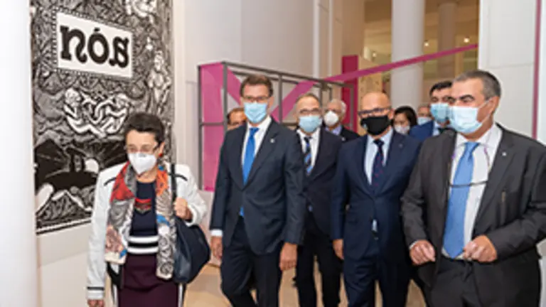 O presidente da Xunta, Alberto N&uacute;&ntilde;ez Feij&oacute;o, acompa&ntilde;ado polo conselleiro de Cultura, Educaci&oacute;n e Universidade, Rom&aacute;n Rodr&iacute;guez, inaugura a exposici&oacute;n Galicia, de N&oacute;s a n&oacute;s. Cidade da Cultura (Santiago de Compostela, 02/10/20.