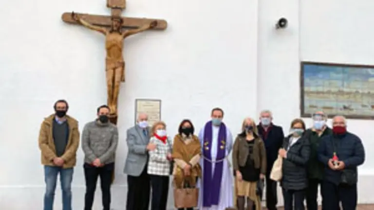 Directivos del Centro Soriano posan junto al párroco tras la celebración de la Misa en Honor a San Saturio