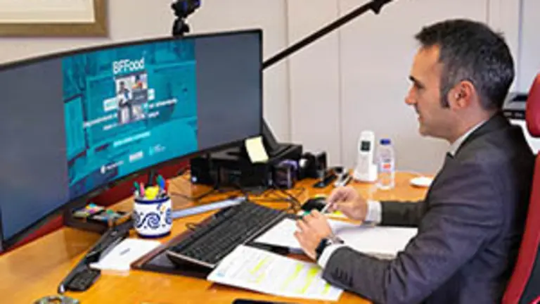 09,30 h.-    O director do Instituto Galego de Promoción Económica (Igape), Fernando Guldrís, participará por videoconferencia na presentación da terceiro edición da aceleradora vertical Bussines Factory Food (BFFood). Na sala de xuntas do Igape. 


foto xoán crespo
20/10/2020